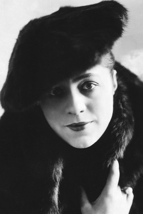 Valeska Suratt as Caroline