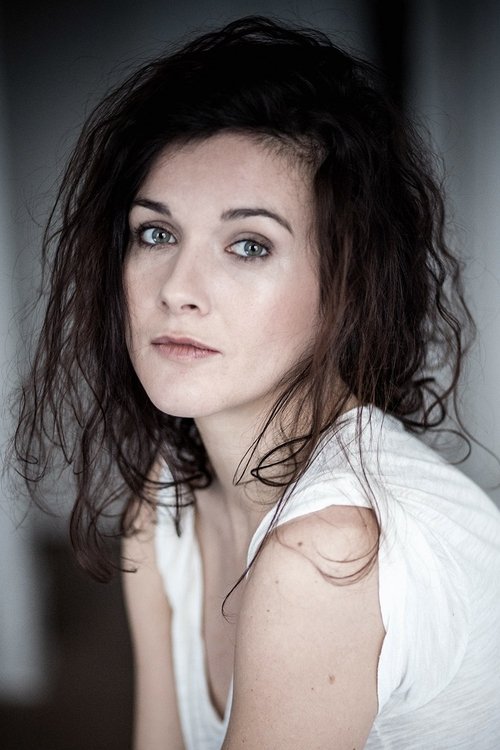 Aurore Paris as Charlotte jeune