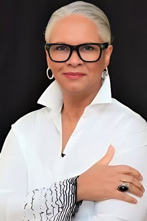 Yolanda Gaskins as Female Reporter