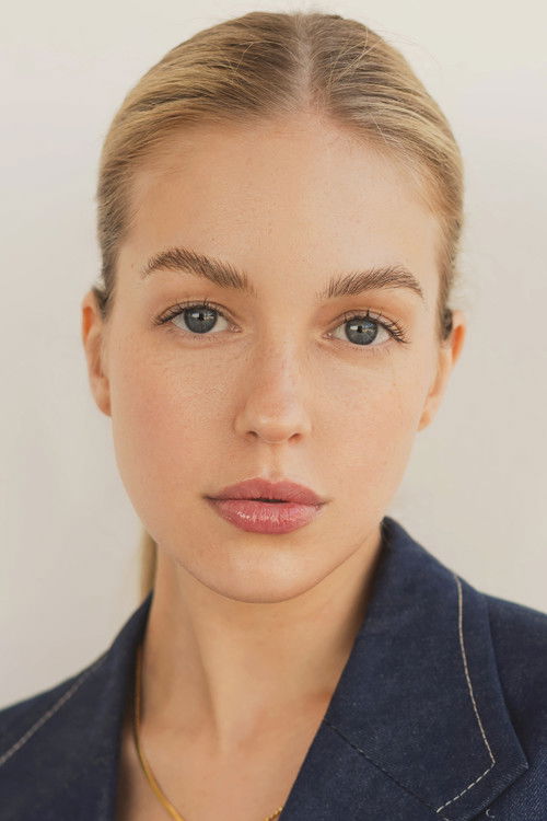 Gabby Thomas as Janelle