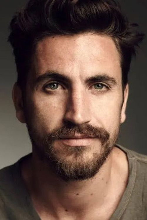 Tomas Pais as George