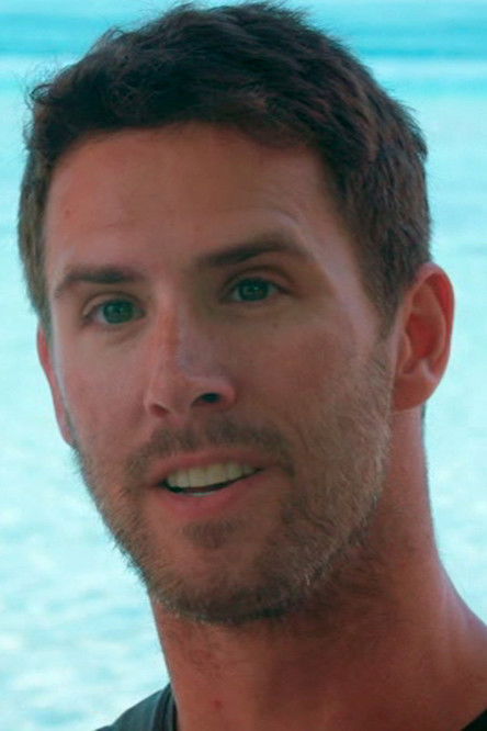 Charlie Huveneers as Self - Professeur écoloque des requins et raie (Autralie)