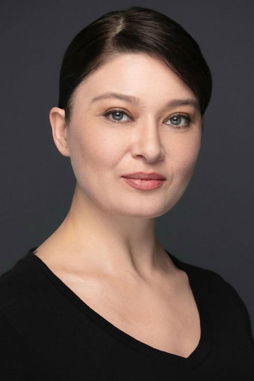 Nurgül Yeşilçay as Ezo