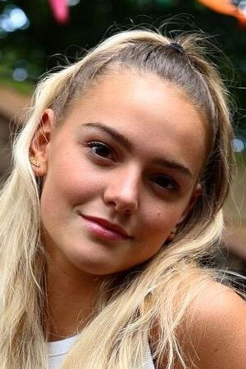 Britt Gerrits as Kyra