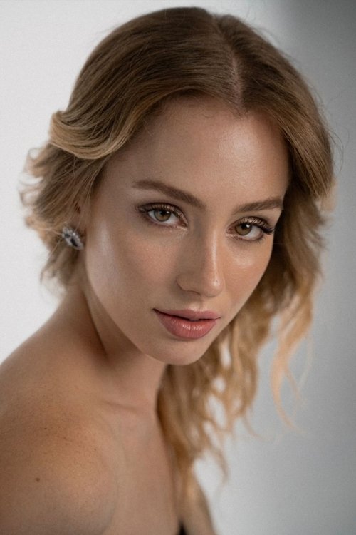 Clara Lope as Dinner 2