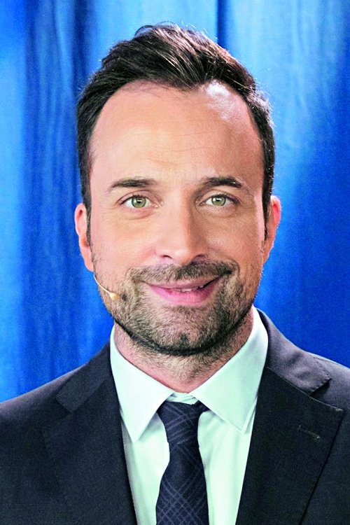 Giorgos Lianos as Γιώργος Λιανός - Host