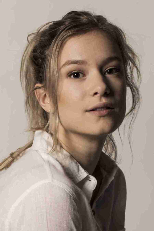 Sterre van Woudenberg as Julia (jong)