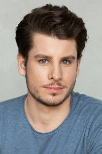 Thomas Ramon as Serveur exposition