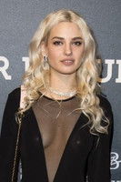 Clara Doxal as Amélie