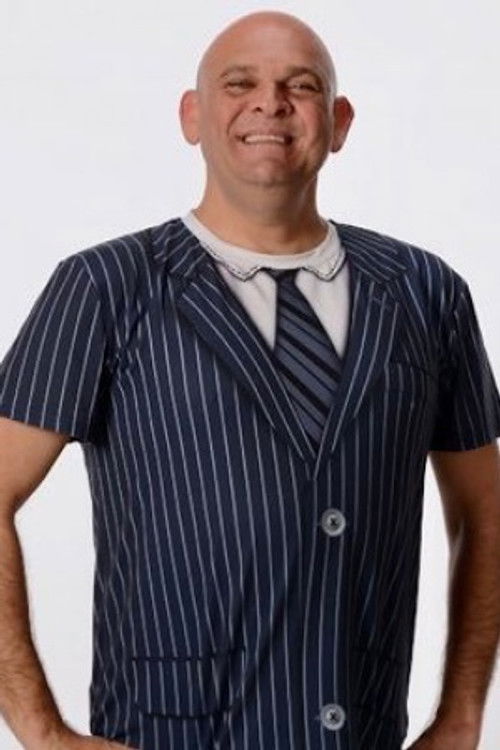 Luis Lara as Presentador