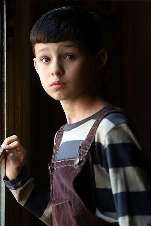 Augusto Linares as Julius