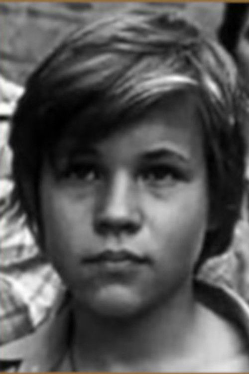 Sasha Ponomarev as Сенька