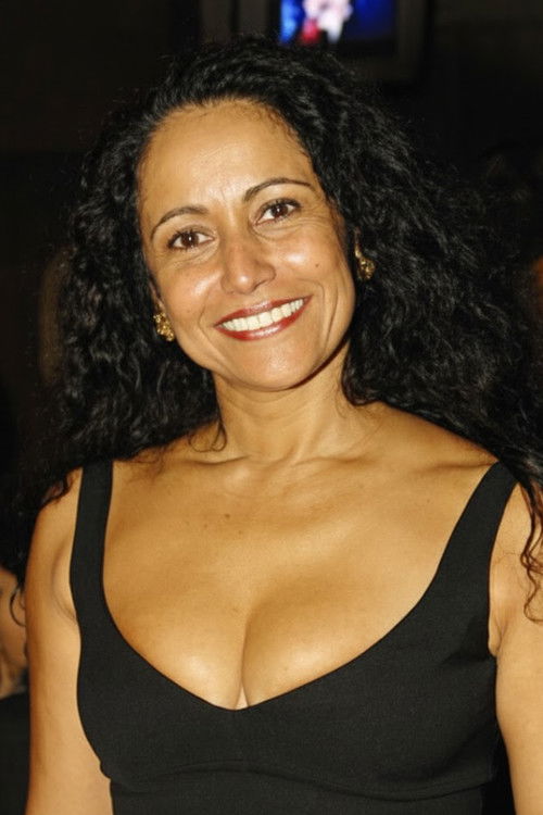 Sheila Mattos as Shirley Paquete