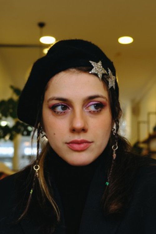 Sude Belkıs Akgün as Aslı Gençoğlu