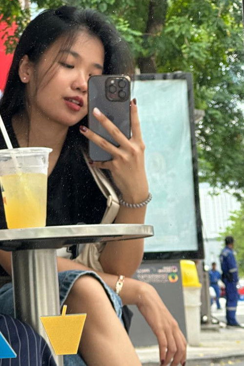 Ponchawalai Thaweekarn as สาวนักวิ่ง