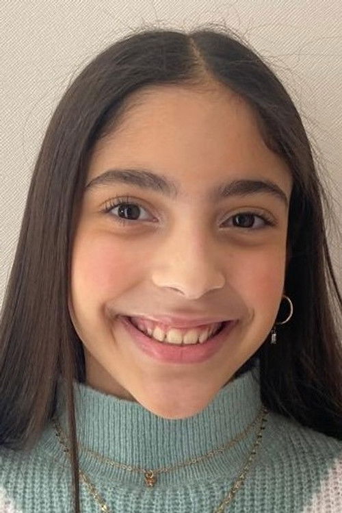 Antonella García Cañas as Lucía (Niña)