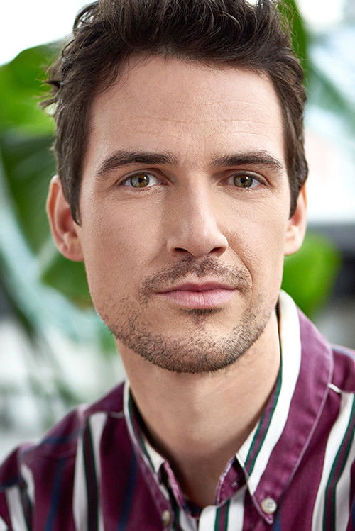 Benjamin Déziel as Customer