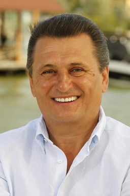 Marin Barbu as Nea Mărin