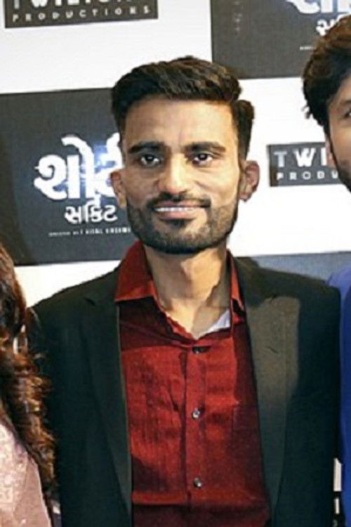 Faisal Hashmi as Raghav (news producer)