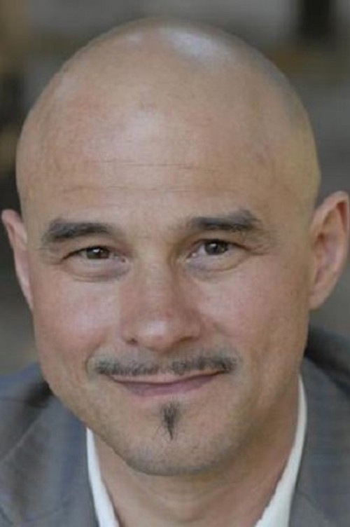 Xavier Tchili as Mietek