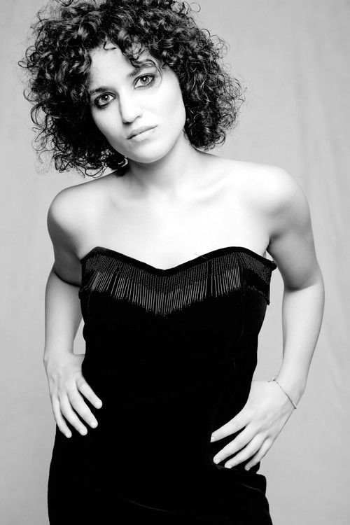 Lucia Lorè as Viola