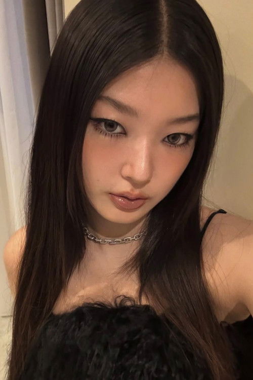 Yoonchae Jeong as Self