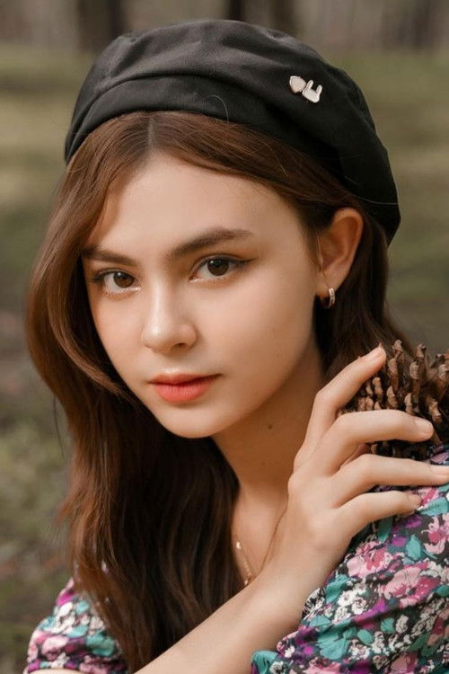 Marissa Lloyd as Mon