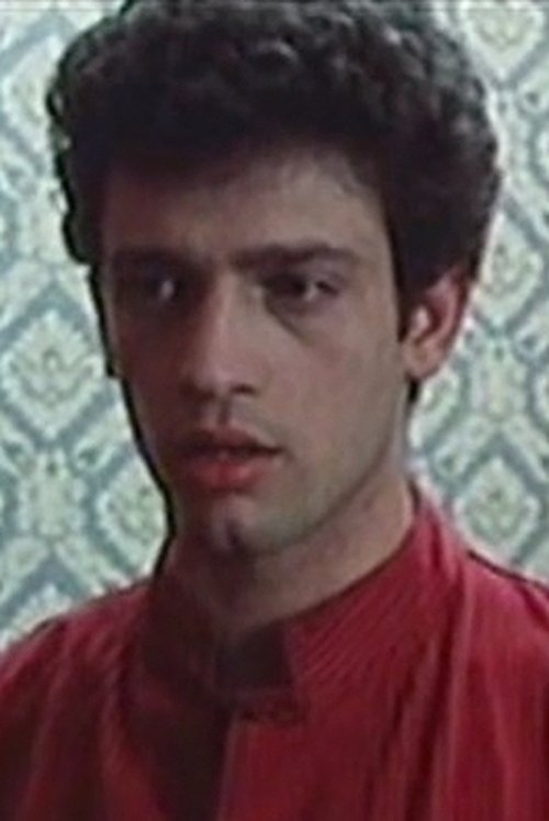 Cosimo Milone as Giuseppe, il cameriere