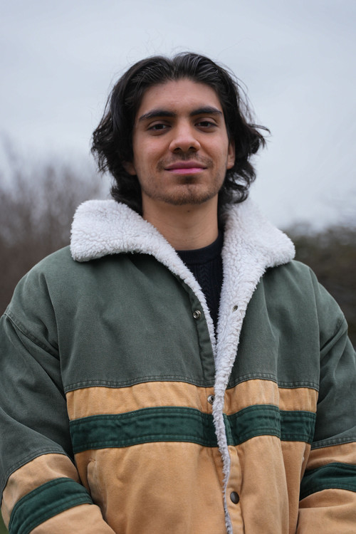 Sergio Muñoz Esquer as El Chofer / Daniel (voice)