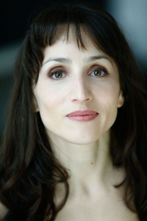 Valeria Dafarra as Cecilia