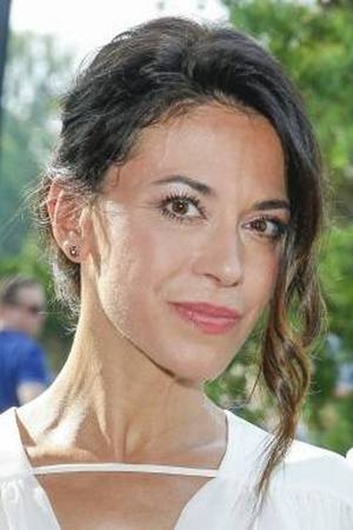 Anna Iberszer as Aki