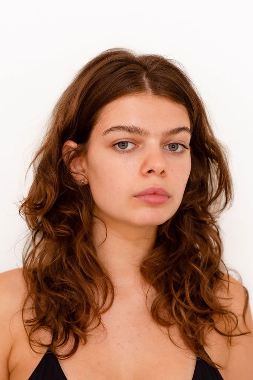 Catalina Pietra as Mujer