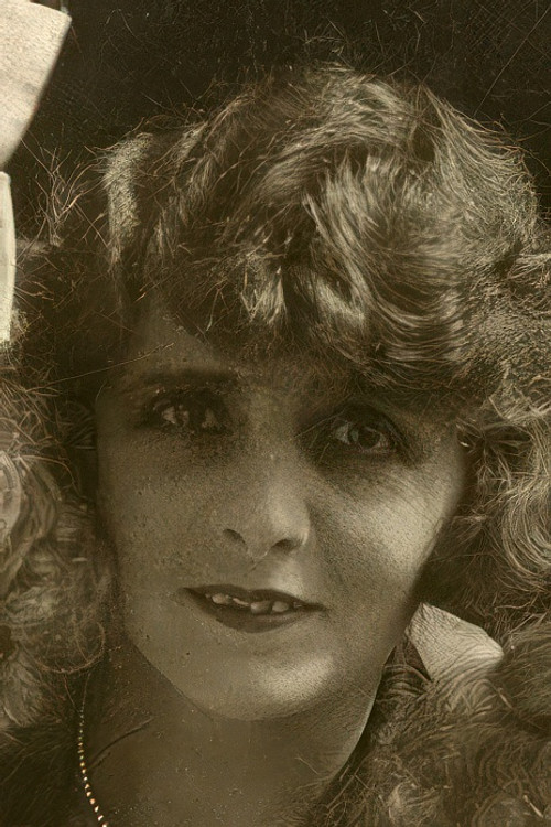 Violette Jyl as Jeanne Villaret