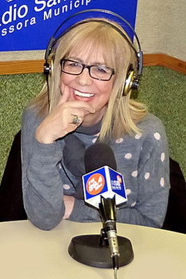 Paky López as Mother