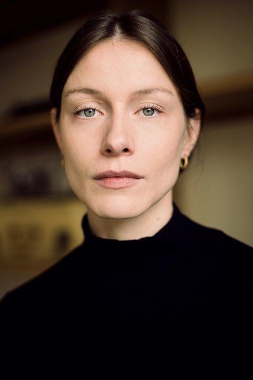 Louise Greggory as Alter Anna