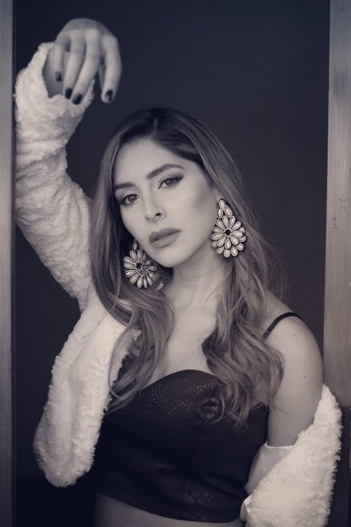 Gill González as Flor