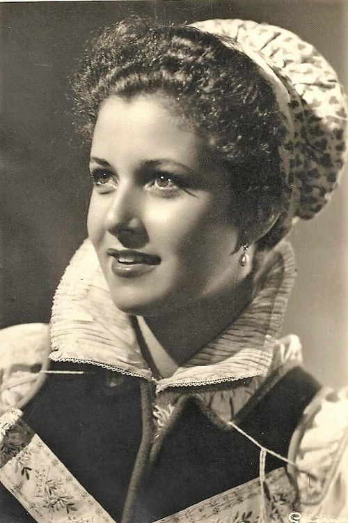 Lolita Valcárcel as Laura, secretaria de Fernando