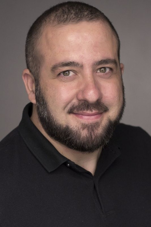 Richi Marcos as César