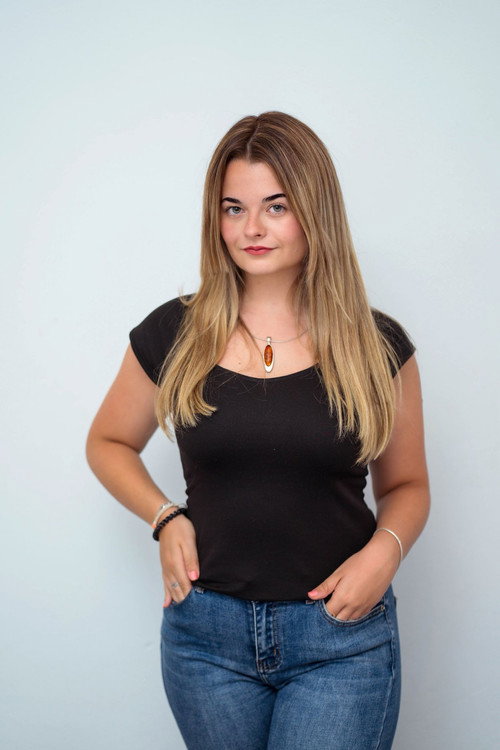 Lucía Pérez Sierra as Vanessa