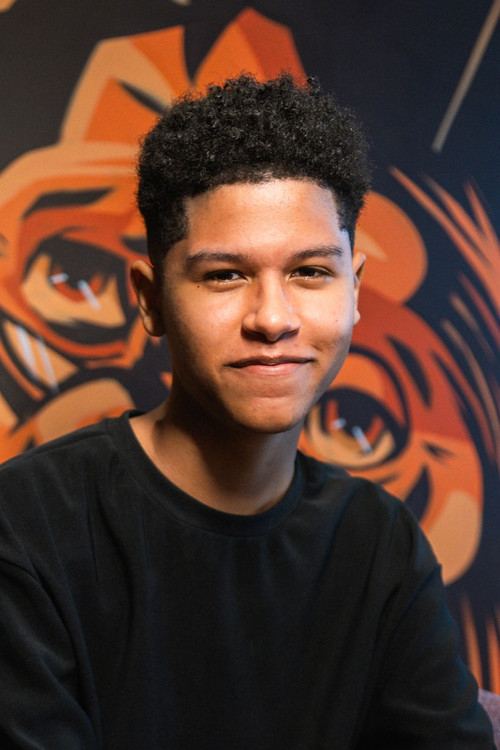 Kaique Brito as Binho