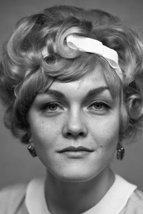 Victoria Skitskaya as Waitress