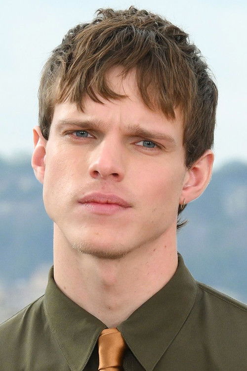 Finn Bennett as Si Warner