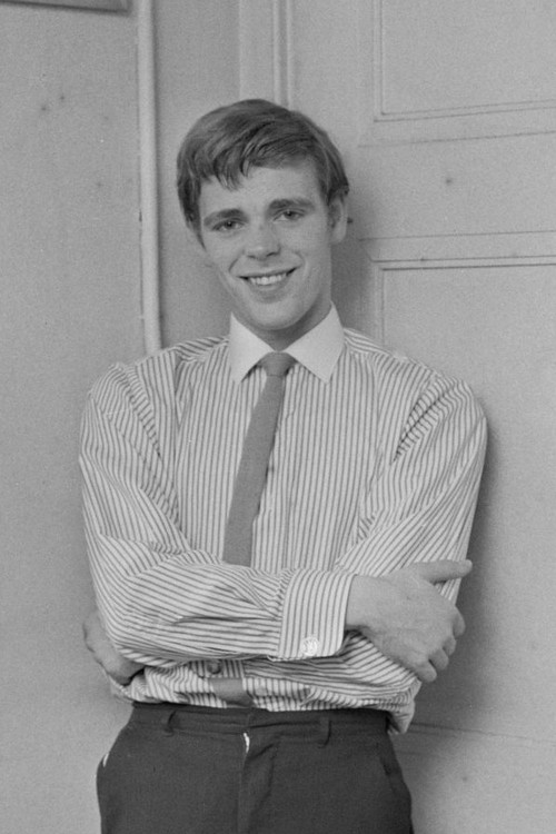 Christopher Gable as Sharaz Jek