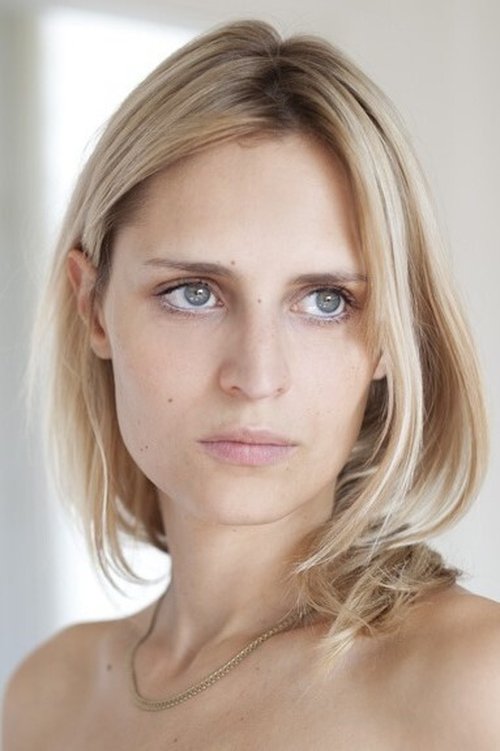 Sabrina Seyvecou as Cécile