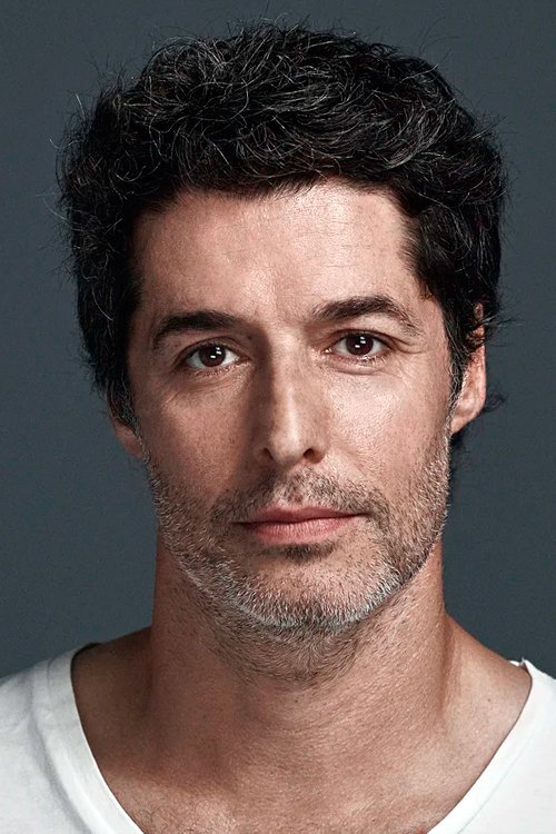 Francisco Pérez-Bannen as Camilo