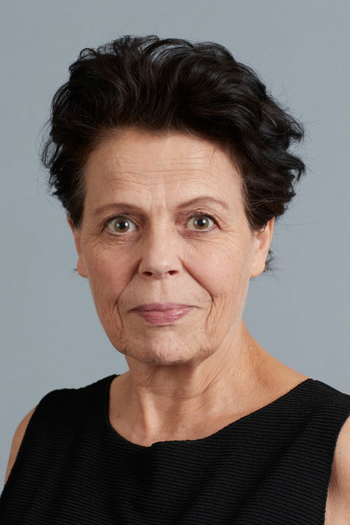 Hélène Raimbault as Dresser