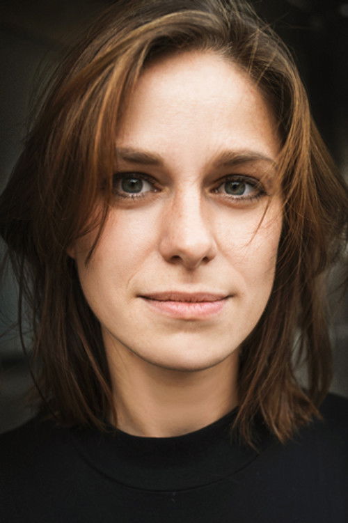 Irina Plesnyaeva as Vera, editor