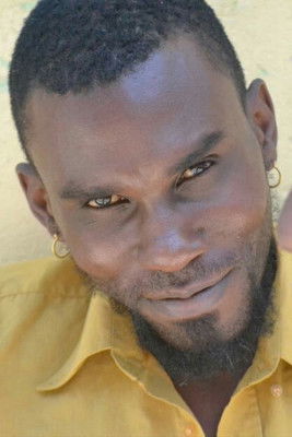 Sérgio Laurentino as Exu