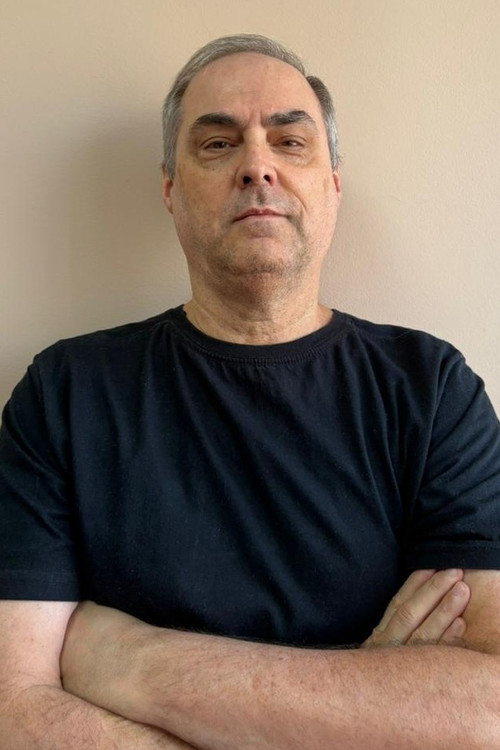 Marcelo Racco as Seu Santos