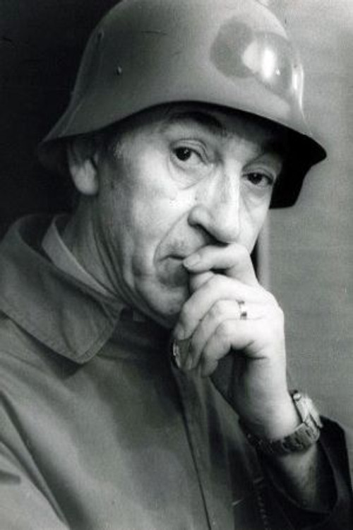 Miguel Gila as Simon